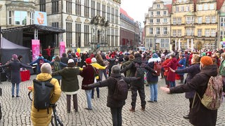 Zahlreiche Menschen bei "One Billion Rising" auf dem Bremer Marktplatz.