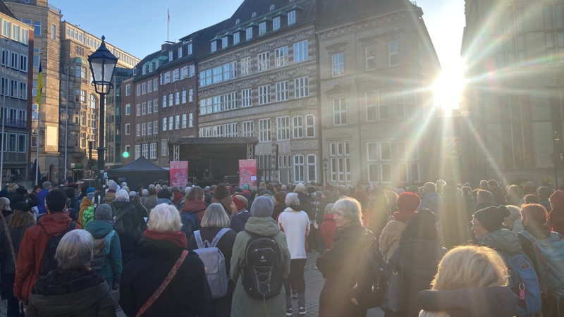 Demonstranten stehen unter dem Motto "One Billion Rising" auf dem Marktplatz
