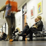 Menschen warten auf ihren Termin im Bürgerservice