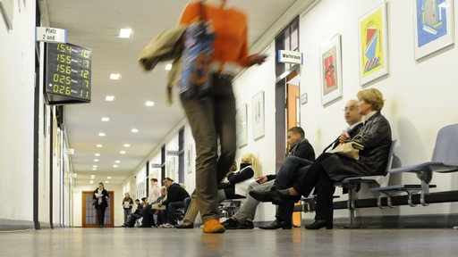 Menschen warten auf ihren Termin im Bürgerservice