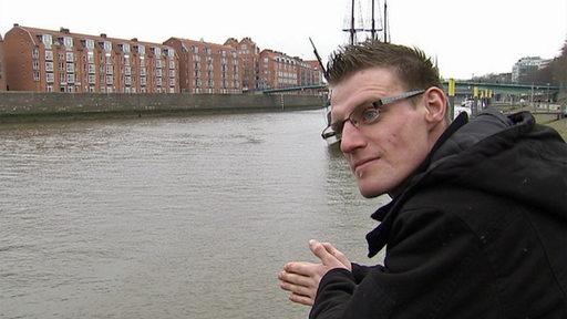 junger Mann an der Weser, an der Schlachte in Bremen