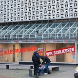 Fassade des Opti-Wohnwelt-Gebäudes in der Bremer Innenstadt. "Wir schließen" steht an der Fensterfront.