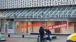 Fassade des Opti-Wohnwelt-Gebäudes in der Bremer Innenstadt. "Wir schließen" steht an der Fensterfront.