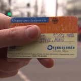 Ein Organspendeausweis wird hochgehalten. 