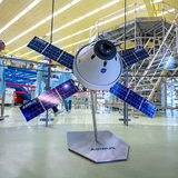 Ein Modell vom Europäischen Servicemodul (ESM) für das Raumschiff Orion.