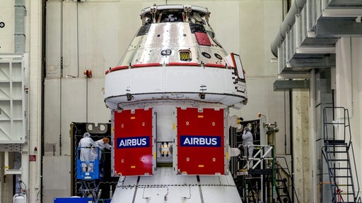 Raumschiff in einer Lagerhallte, "Airbus" steht darauf geschrieben