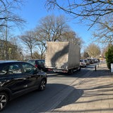 Mehrere Autos stehen auf dem Osterdeich an einer Baustellenampel.