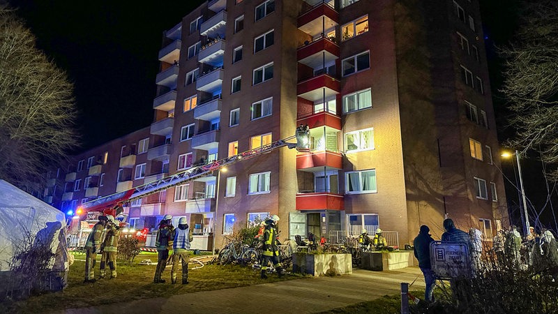 Feuerwehrleute stehen vor einem Wohnhaus in Osterholz-Scharmbeck.