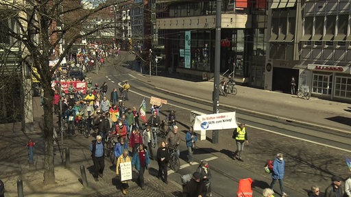 Tausende Menschen laufen beim Ostermarsch durch die ganze Bremer Stadt. 