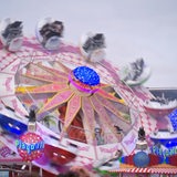 Ein Fahrgeschäft dreht sich und blinkt auf der Bremer Osterwiese