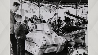 Ein Kind sitzt in einem Panzer auf einem Kinderkarussell auf der Bremer Osterwiese 1968.