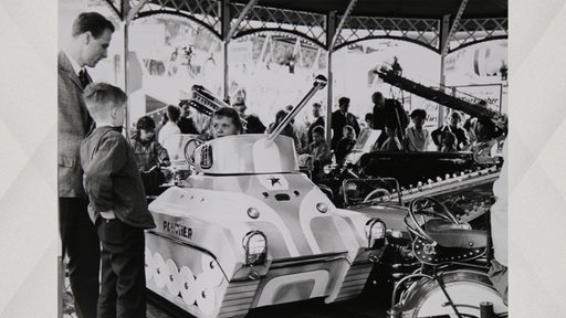 Ein Kind sitzt in einem Panzer auf einem Kinderkarussell auf der Bremer Osterwiese 1968.