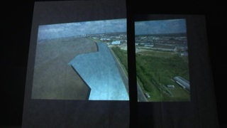Eine Projektion des Offshore-Terminals Bremerhaven auf einer Leinwand