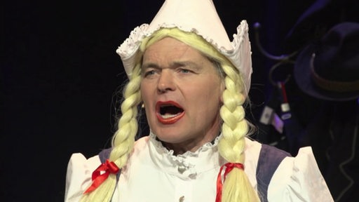 Der Schauspieler Pago Balke verkleidet als Frau während einer Theatervorstellung.