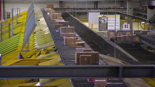 Mehrere Pakete laufen auf einem Paketband im Paketzentrum in Bremen Hemelingen. 