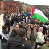 Eine Palästina-Demo vor dem Hauptbahnhof