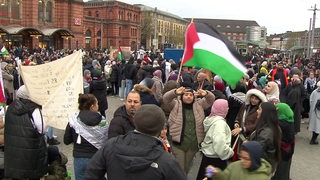 Eine Palästina-Demo vor dem Hauptbahnhof