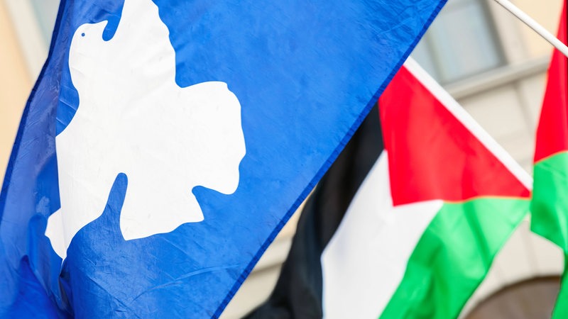 Eine Friedens- und eine Palästina-Flagge.