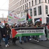 Menschen demonstrieren in Bremen. Sie tragen ein Transparent mit der Aufschrift "Freiheit für Palästina".