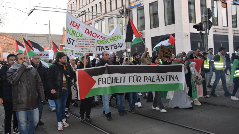 Menschen demonstrieren in Bremen. Sie tragen ein Transparent mit der Aufschrift "Freiheit für Palästina".