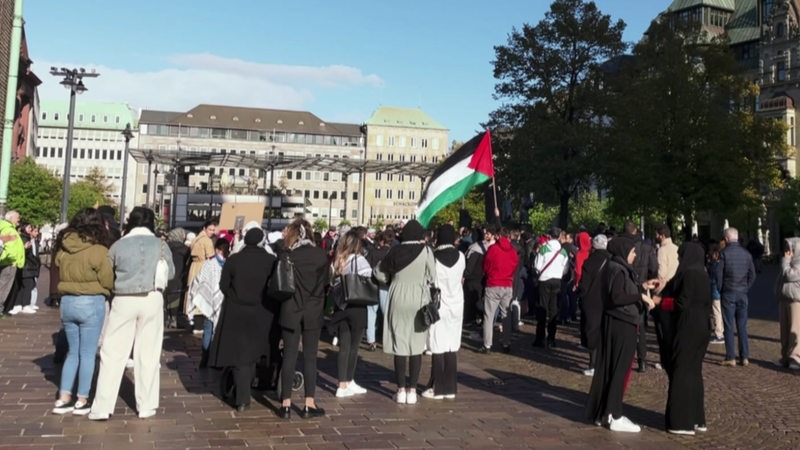 Auf dem Bremer Domshof demonstrieren rund 80 Menschen in Solidarität mit den Palästinensern.