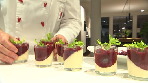 Mehrere Pannacotta in Glasschälchen.