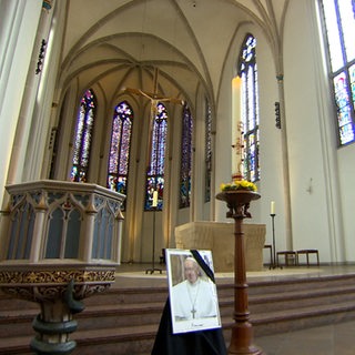 Ein Bild des verstorbenen Papstes in der Kirche St. Johann.