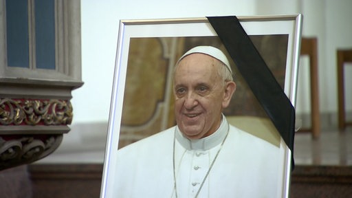 Ein gerahmtes Portrait des verstorbenen Papst Franziskus