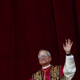 Der neue Papst Leo XIV. winkt nach seiner Wahl in die Menge.