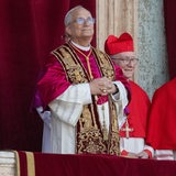Der neue Papst steht auf einem Balkon am Petersplatz in Rom.