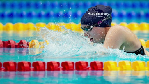 Para-Schwimmerin Anna Josephine Schulz bei einem Brustschwimm-Wettbewerb im Becken.