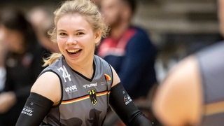 Die Bremer Parathletin Mascha Mosel strahlt während sie für das deutsche Team im Rollstuhlrugby im Einsatz ist.