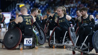 Die Bremerin Mascha Mosel mit der Rollstuhlrugby-Nationalmannschaft vor Beginn des Gruppenspiels gegen Japan bei den Paralympics in Paris