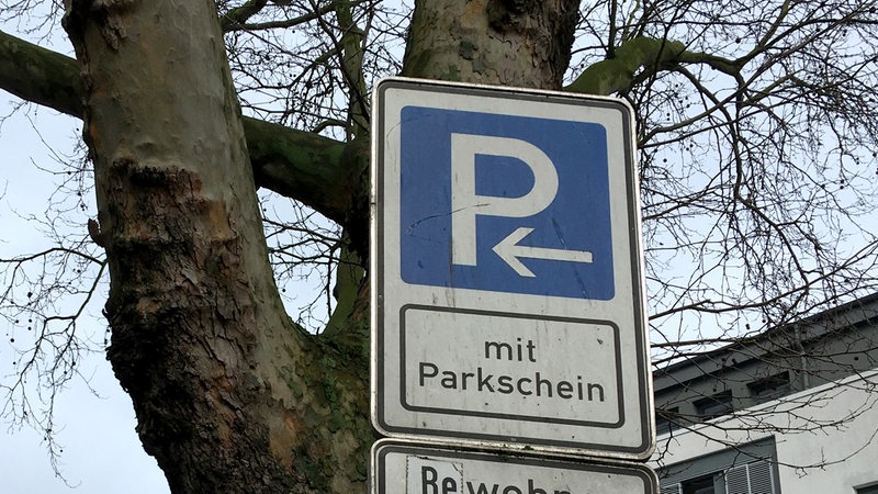 Parkplatzschild mit dem Hinweis "Nur mit Parkschein".