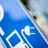 Blaues Parken-Schild mit Symbol für Stromtankstelle