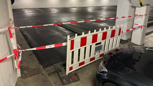 Ein Parkplatz im Bremer Parkhaus Mitte ist abgesperrt.