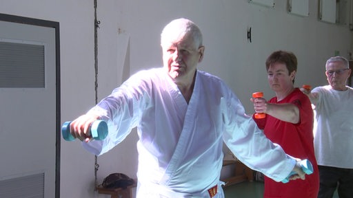 Mehrere Menschen machen Aikido-Übungen
