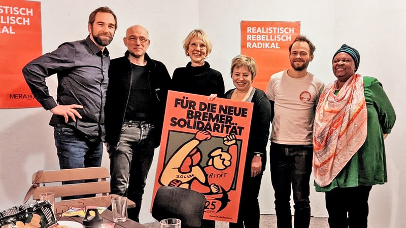 Mitglieder der Partei Mera25 in ihrem Büro mit Wahlplakaten. von links nach rechts): Jan Genin, Thilo Matzkeit, Anja Heldmann, Barbara Diop, Leander Rössler und Nomazulu Thata.