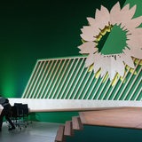 Eine Grüne Wand, vor der eine Kulisse aufgebaut ist. 