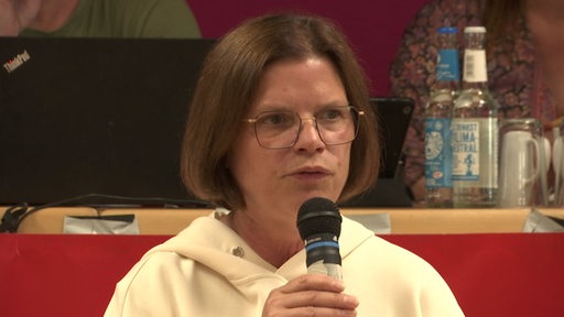 Wirtschaftssenatorin Kristina Vogt von Die Linken bei einer Rede auf dem außergewöhnlichen Parteitag. 