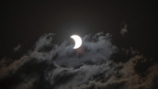 Die Sonne ist während einer partiellen Sonnenfinsternis teilweise vom Mond verdeckt. 