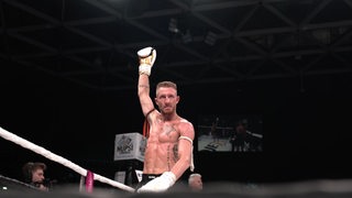 Kickbox-Weltmeister Pascal Schroth jubelt im Ring