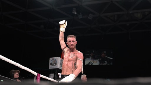 Kickbox-Weltmeister Pascal Schroth jubelt im Ring