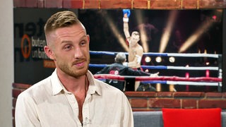 Der Weltmeister in Kickboxen Pascal Schroth im buten un binnen Studio. 