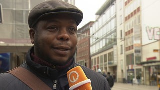 Ein Passant gibt in der Bremer Innenstadt ein Interview für buten un binnen.