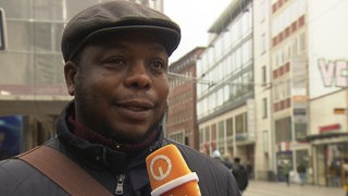 Ein Passant gibt in der Bremer Innenstadt ein Interview für buten un binnen.