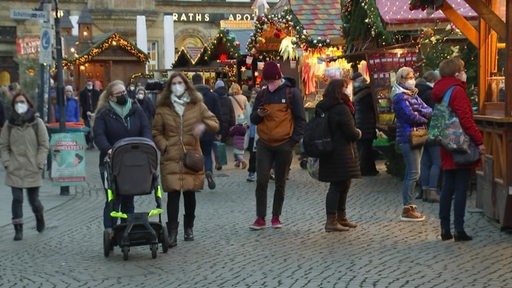 Passanten auf dem Bremer Weihnachtsmarkt.
