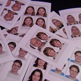 Zu sehen sind zahlreiche digitale Passfotos.