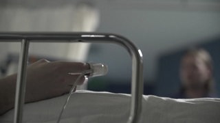 Hand eines Patienten mit Pulsmesser