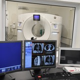 In einem Krankenhaus stehen drei Computerbildschirme.